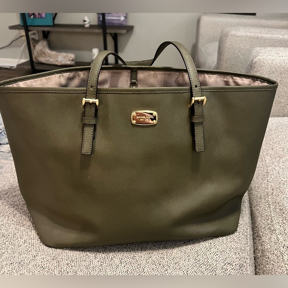 Michael Kors Jet Set Saffiano Bag - Picture 1 of 4